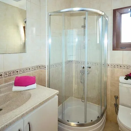 Sleeps 6 Pool Air Con Wifi