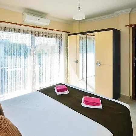 Sleeps 6 Pool Air Con Wifi